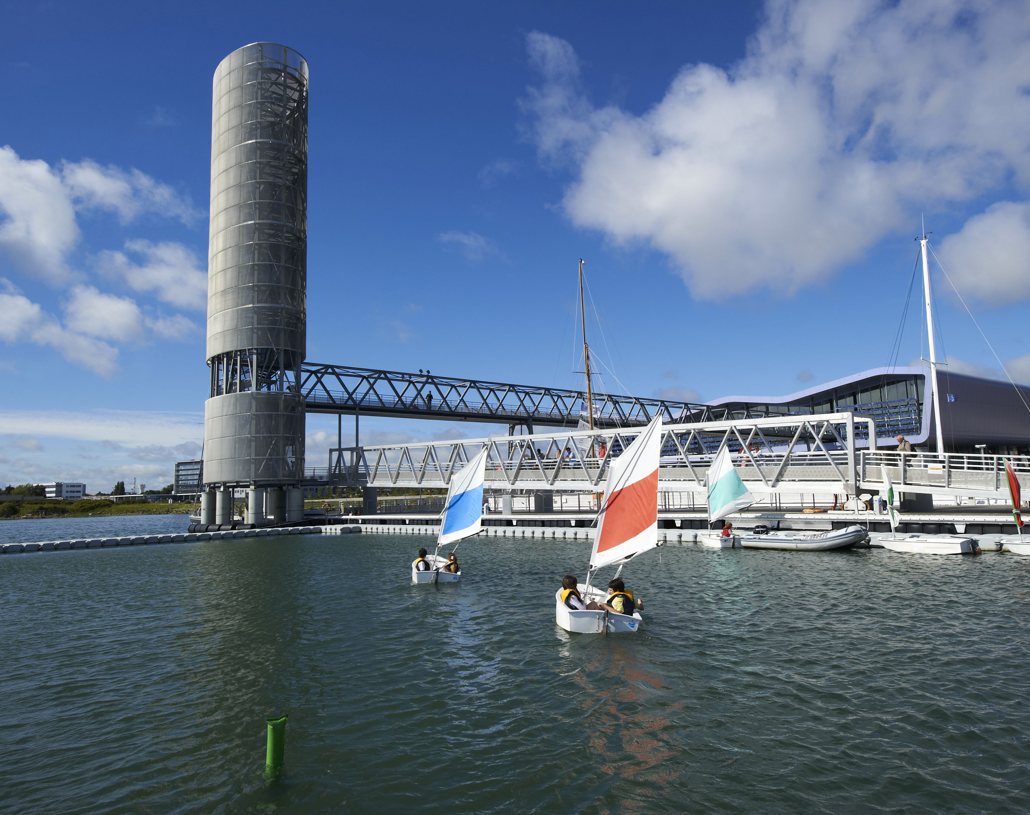 les pontons de la cite de la voile a lorient bretagne sud