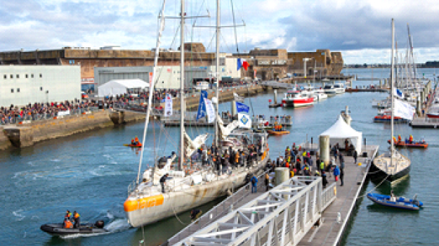 tara au ponton de la cité de la voile