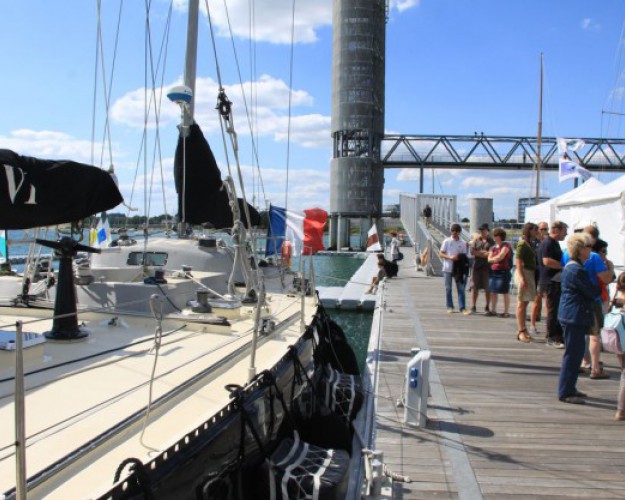 bateau et visiteurs sur le ponton cité voile lorient