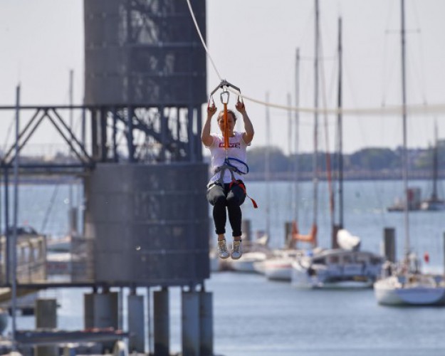 personne sur la tyrolienne de la cité de la voile