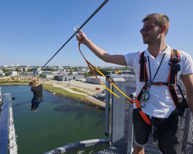 au départ de la tyrolienne de la cité de la voile