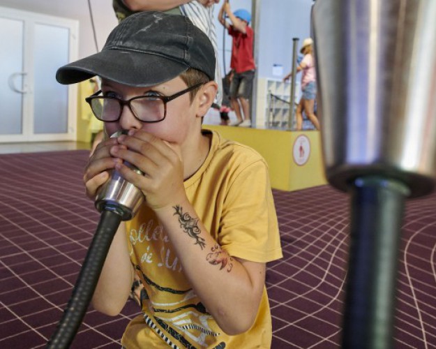 enfant soufflant dans module du musée cité de la voile