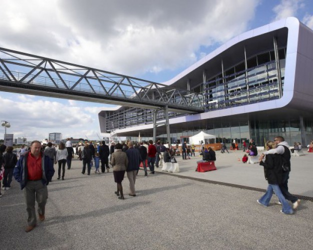 personnes marchant sur le parvis cité voile lorient